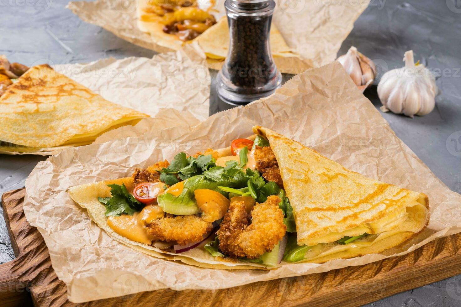 pannenkoek of crêpe met gebakken garnaal tomaten en groenten en kaas foto