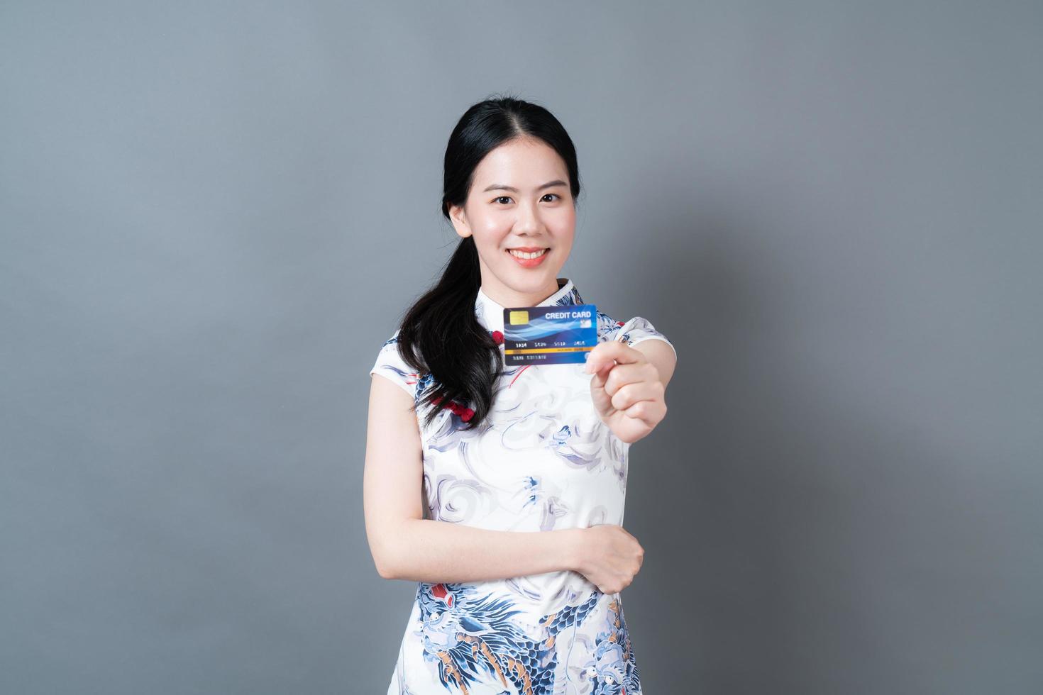 aziatische vrouw draagt chinese traditionele kleding met creditcard foto