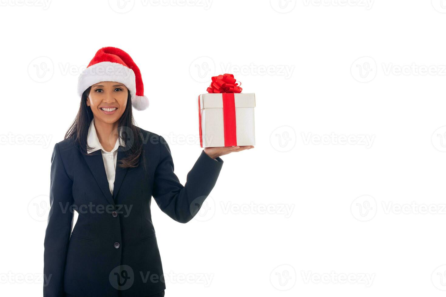 portret van gelukkig Aziatisch vrouw in de kerstman hoed Holding geschenk doos met lint , geïsoleerd over- wit achtergrond met copyspace foto