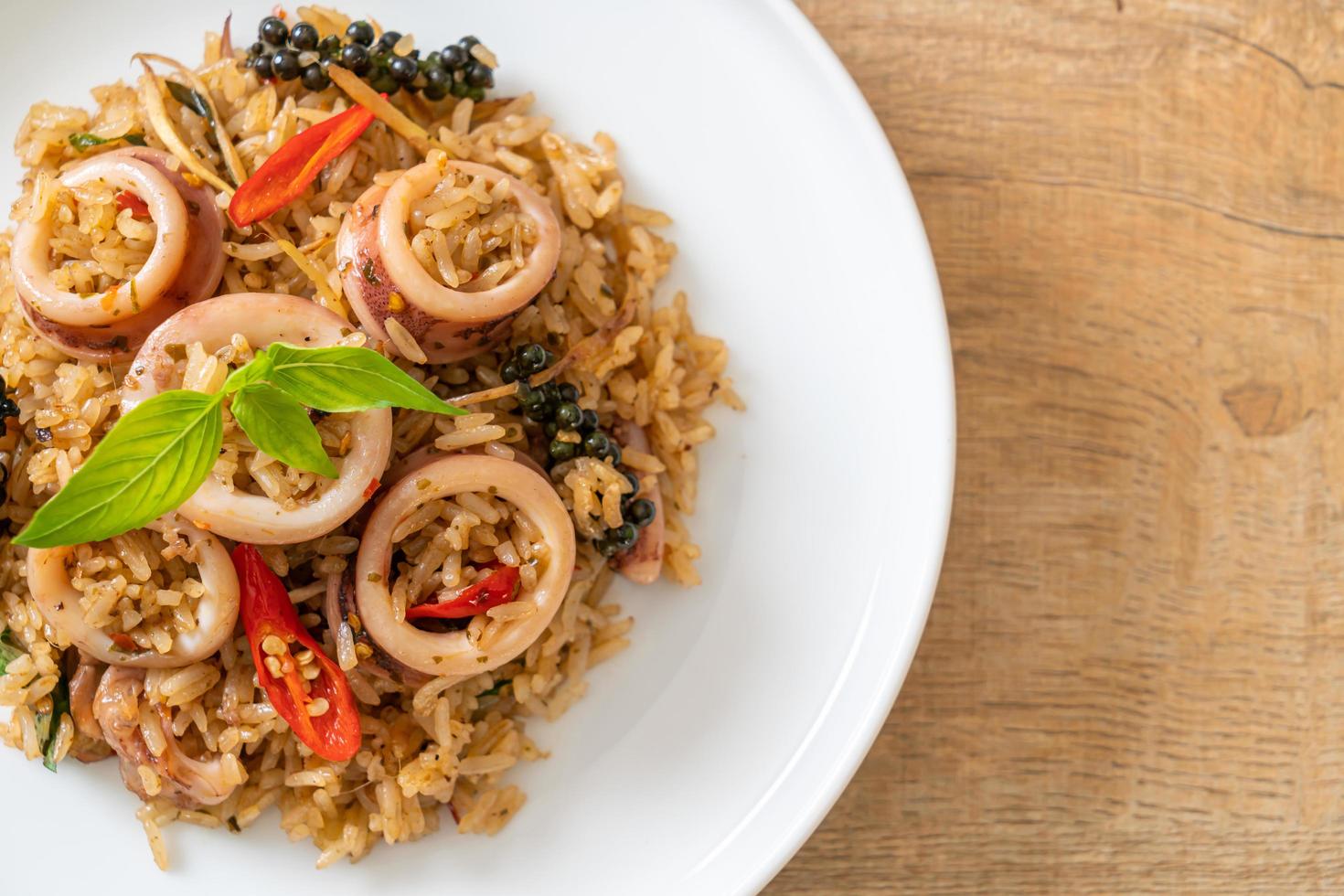 zelfgemaakte basilicum en pittige kruiden gebakken rijst met inktvis of octopus - Aziatisch eten foto