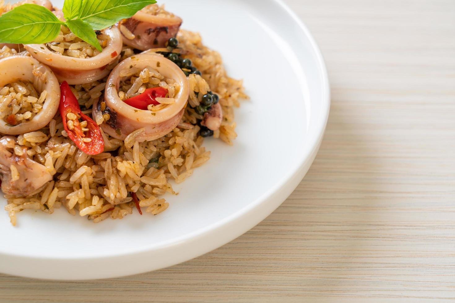 zelfgemaakte basilicum en pittige kruiden gebakken rijst met inktvis of octopus - Aziatisch eten foto