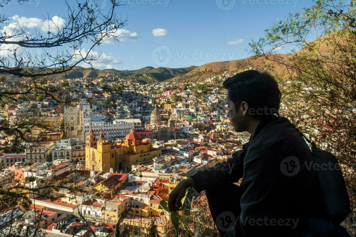 een Mens genieten van de levendig stadsgezicht van guanajuato, Mexico, omringd door natuur en iconisch oriëntatiepunten foto