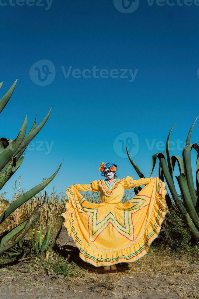 Mexicaans vrouw in kleurrijk jurk en schedel bedenken in de Mexicaans woestijn cactus foto