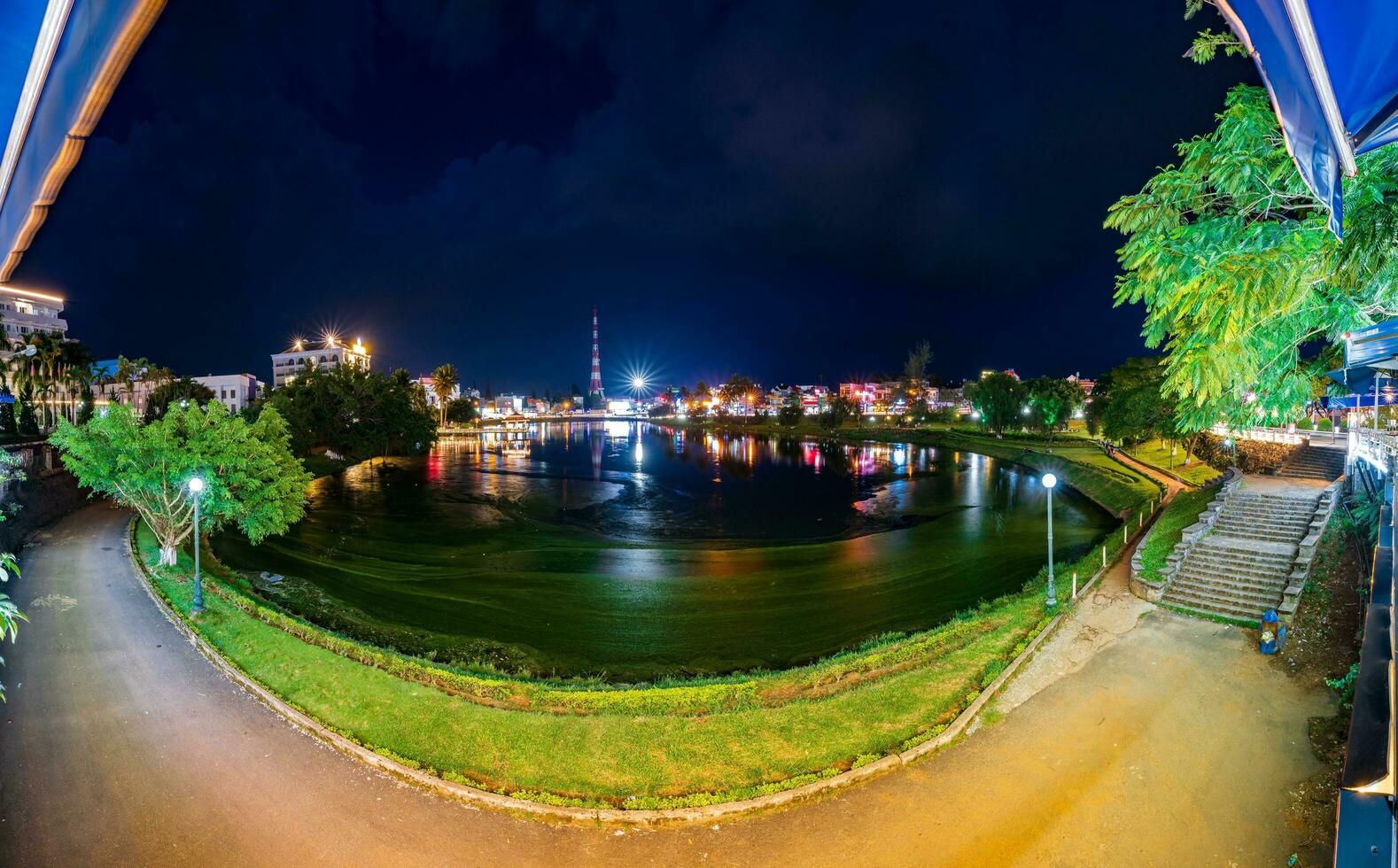 bao locomotief, Vietnam - 1 mei 2023 nacht visie van klein dong nai meer - een centraal meer in bao plaats stad. foto