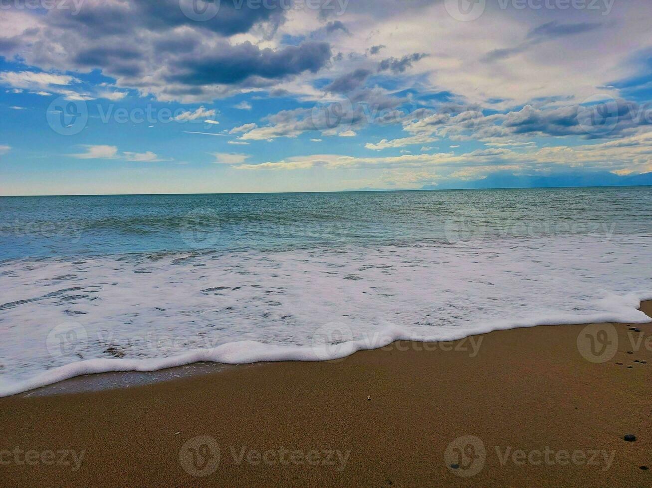 mooi visie van de strand en de zee in de vroeg ochtend- foto