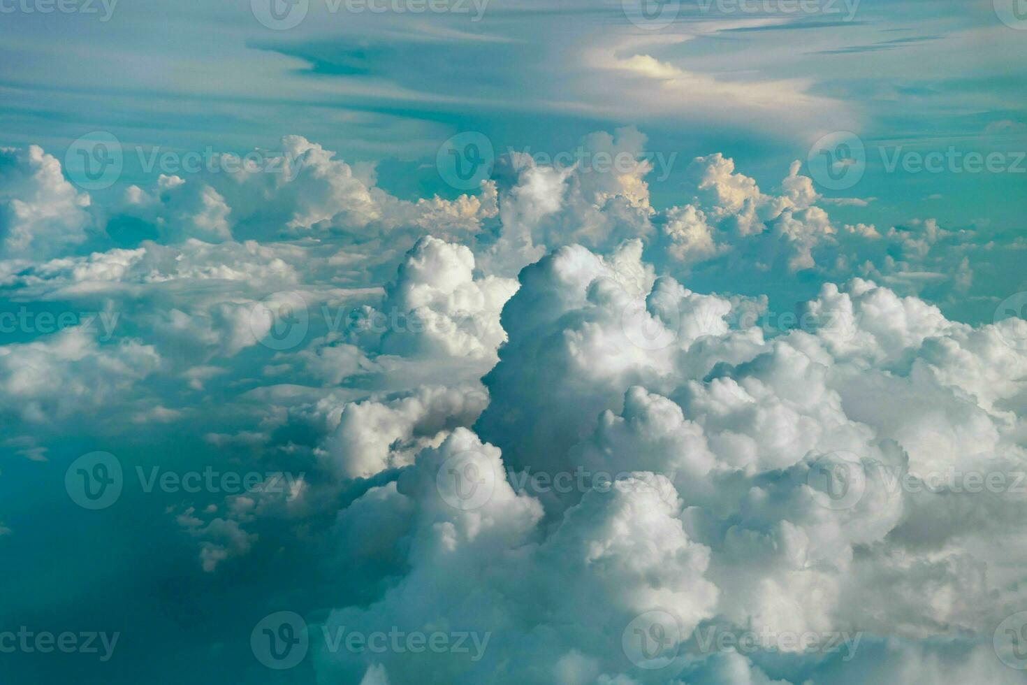mooi visie van een aarde en lucht - verbazingwekkend lucht met wolken foto