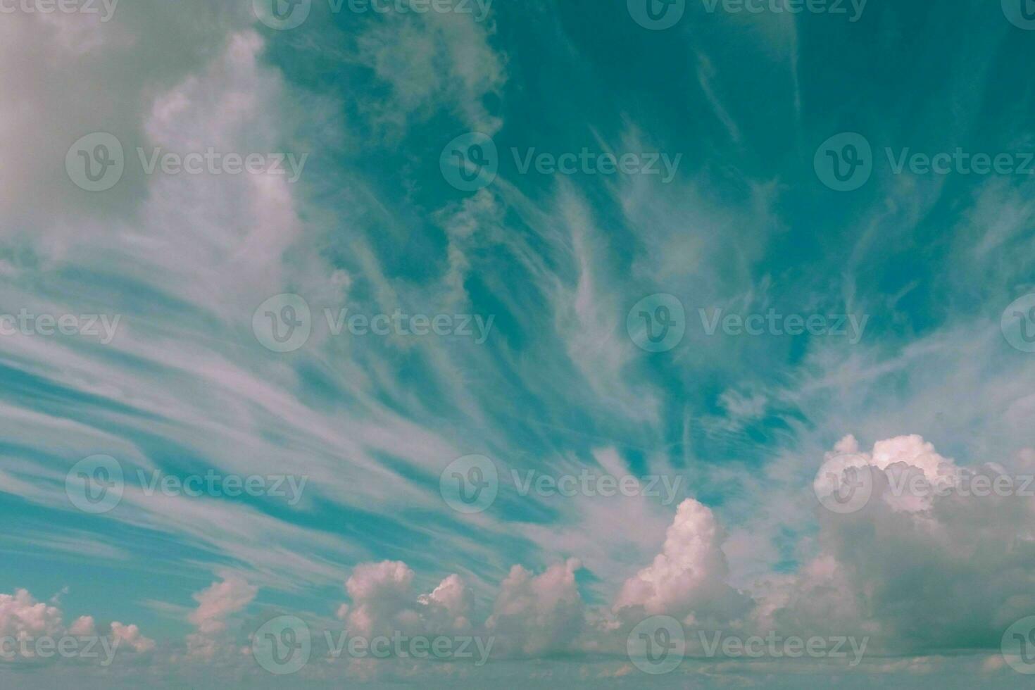 mooi visie van een aarde en lucht - verbazingwekkend lucht met wolken foto