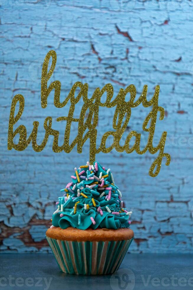 gelukkig verjaardag koekje met blauw suikerglazuur foto