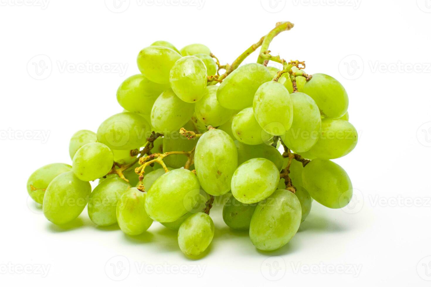 groen druiven geïsoleerd. realistisch groen druiven Aan een wit achtergrond. foto