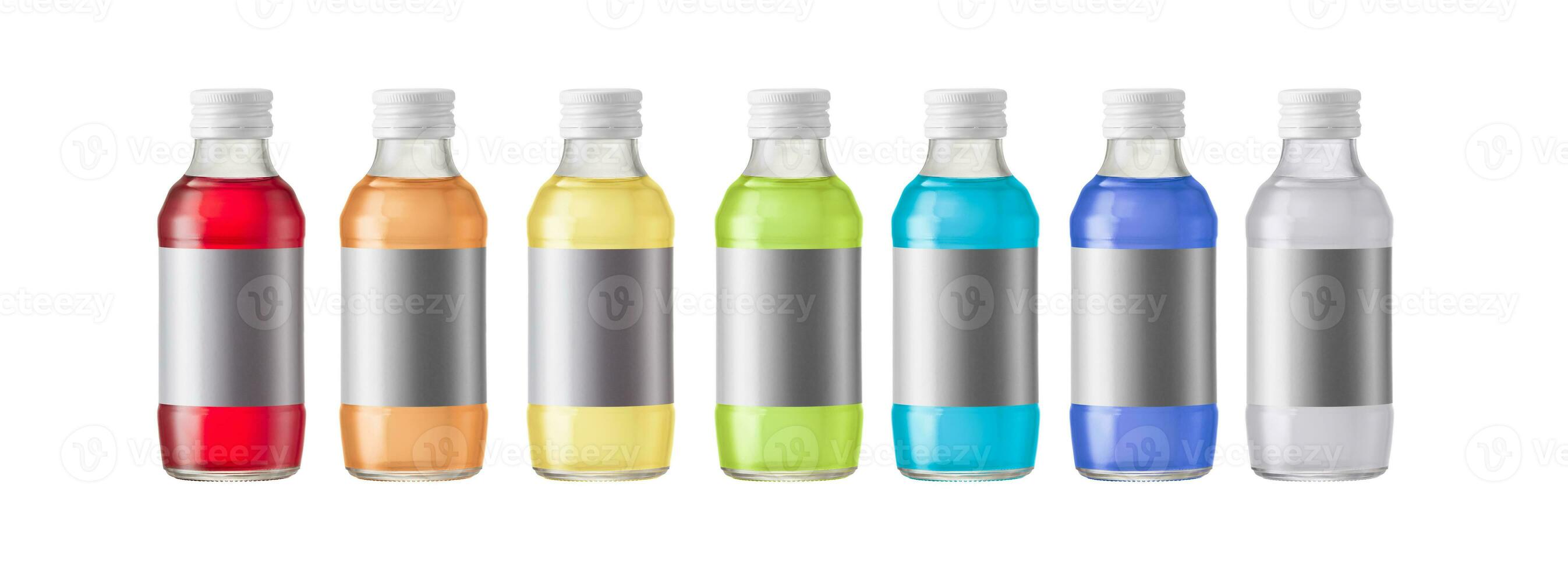 reeks van verschillend gekleurde mineraal zout flessen met leeg etiketten. foto
