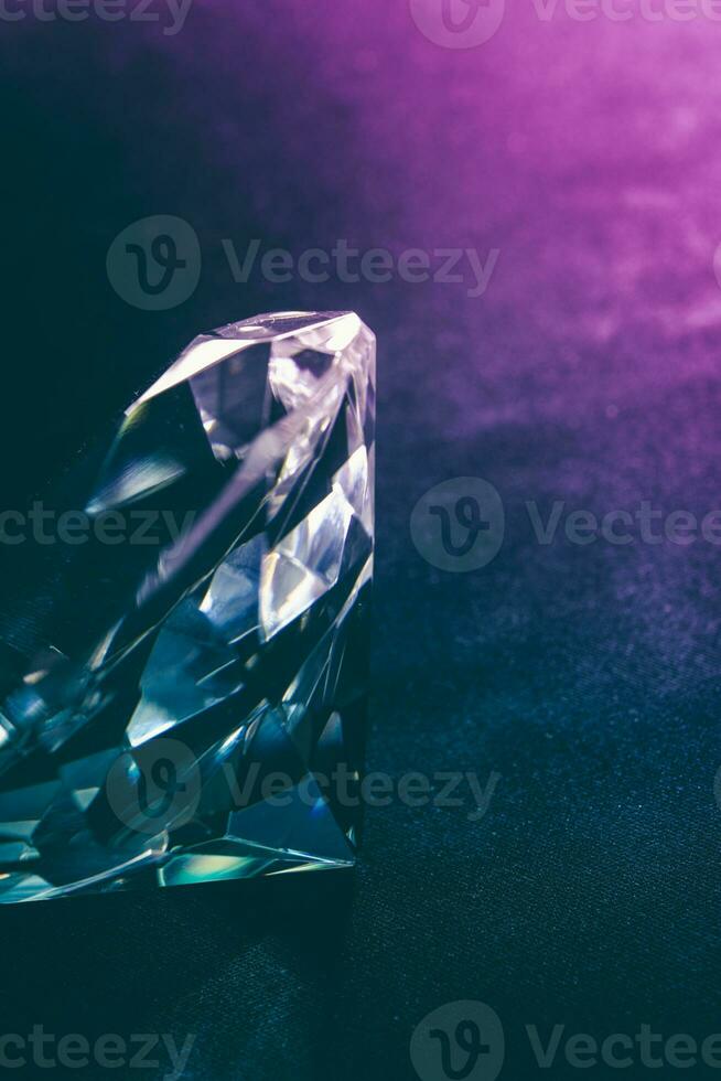 echt diamant steen Aan donker achtergrond. diamant sieraden thema. foto
