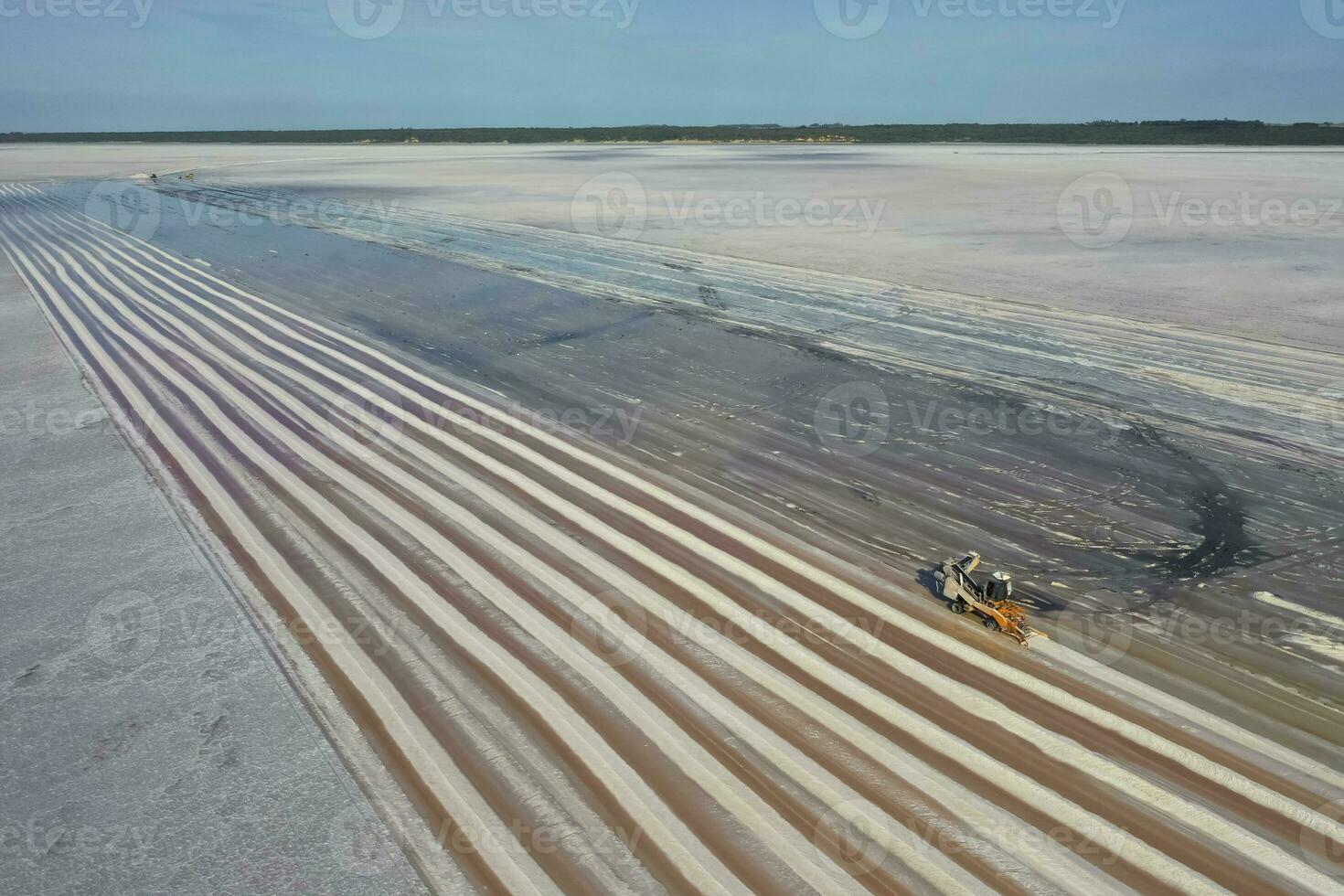 zout oogst in zout lagune de mijne, salinas grandes de hidalgo, la pampa, Patagonië, Argentinië. foto