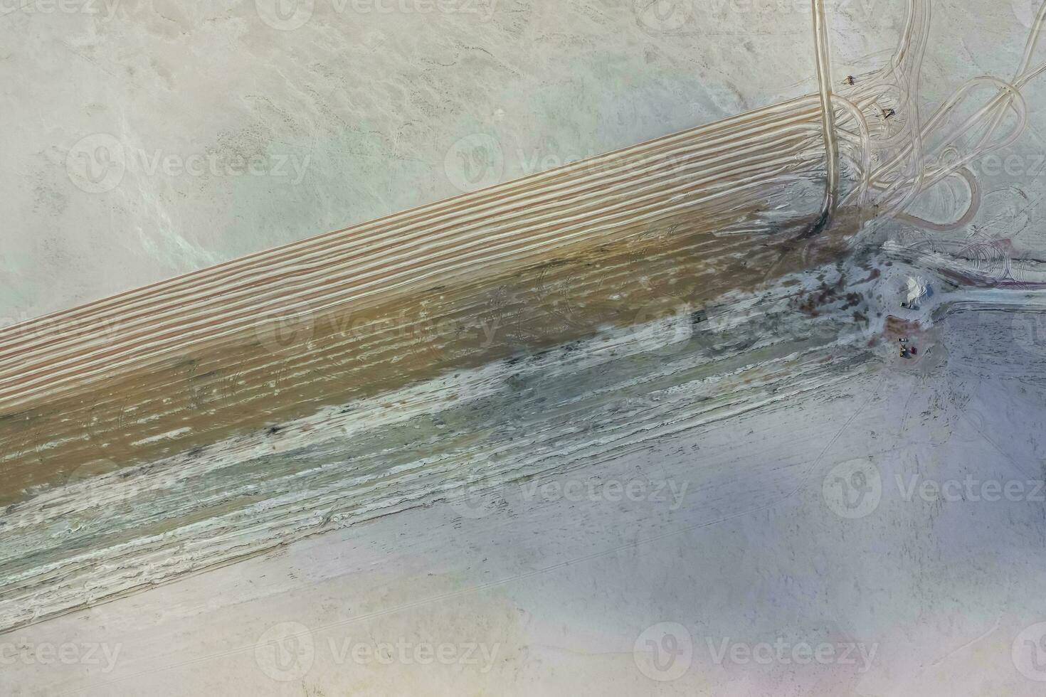 zout oogst in zout lagune de mijne, salinas grandes de hidalgo, la pampa, Patagonië, Argentinië. foto