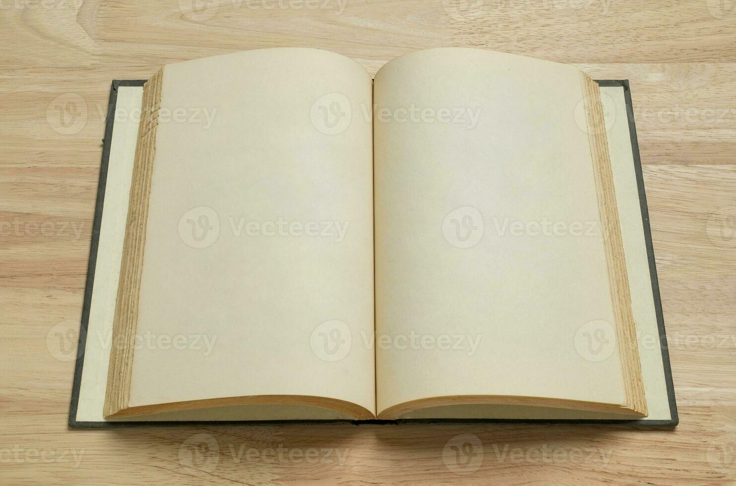 Open oud boek Aan houten tafel voor mockup blanco sjabloon foto
