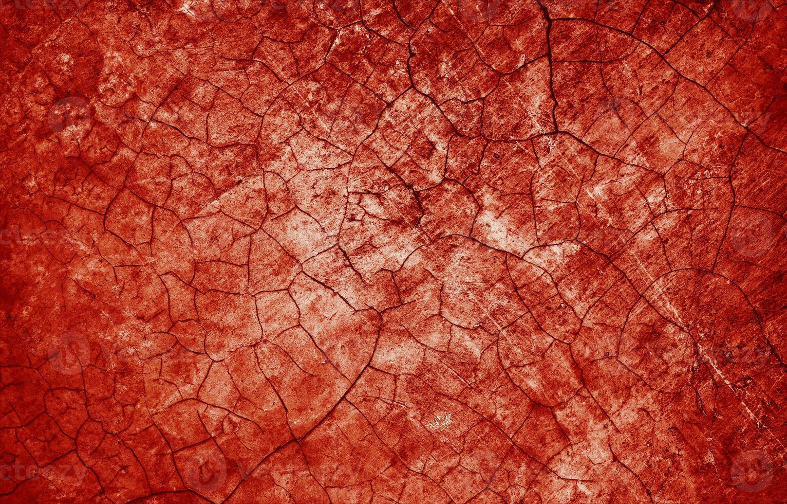 spetters van rood verf lijken op vers bloed, hun gekarteld randen bijdragende naar een zin van onbehagen. de vlekken, doet denken aan van halloween verschrikkingen. foto