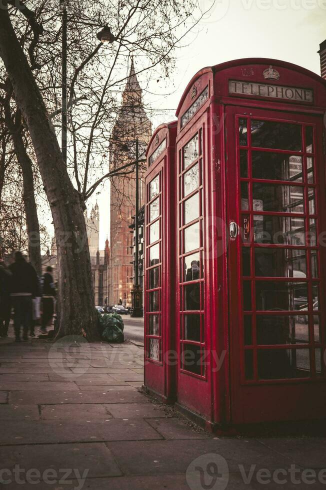 klassiek Engels rood telefoon kraam. foto