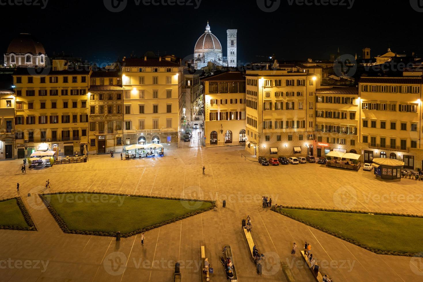 Santa Maria del Fiore in Florence 's nachts vanaf een dakterras foto