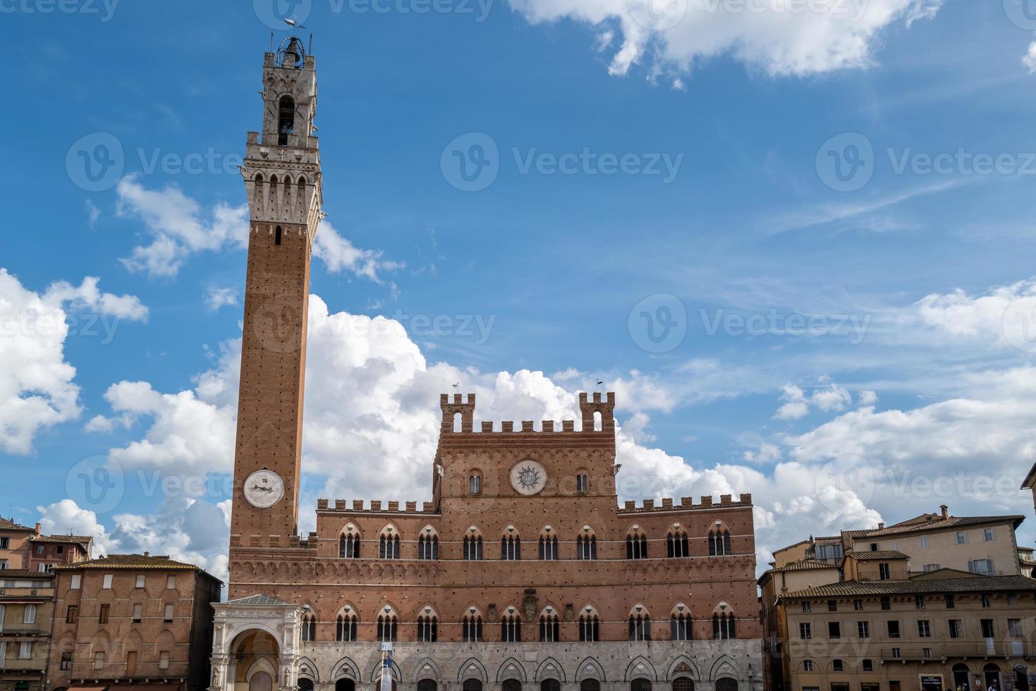 het palazzo pubblico in siena in italië foto