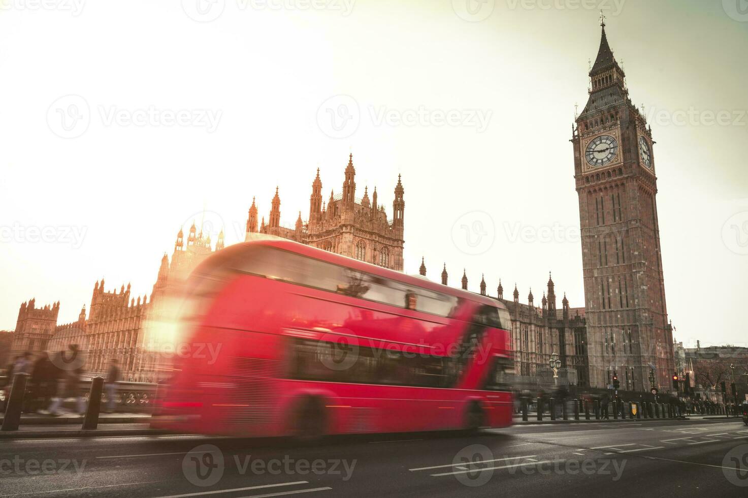 Londen rood bus met groot ben in de achtergrond. foto