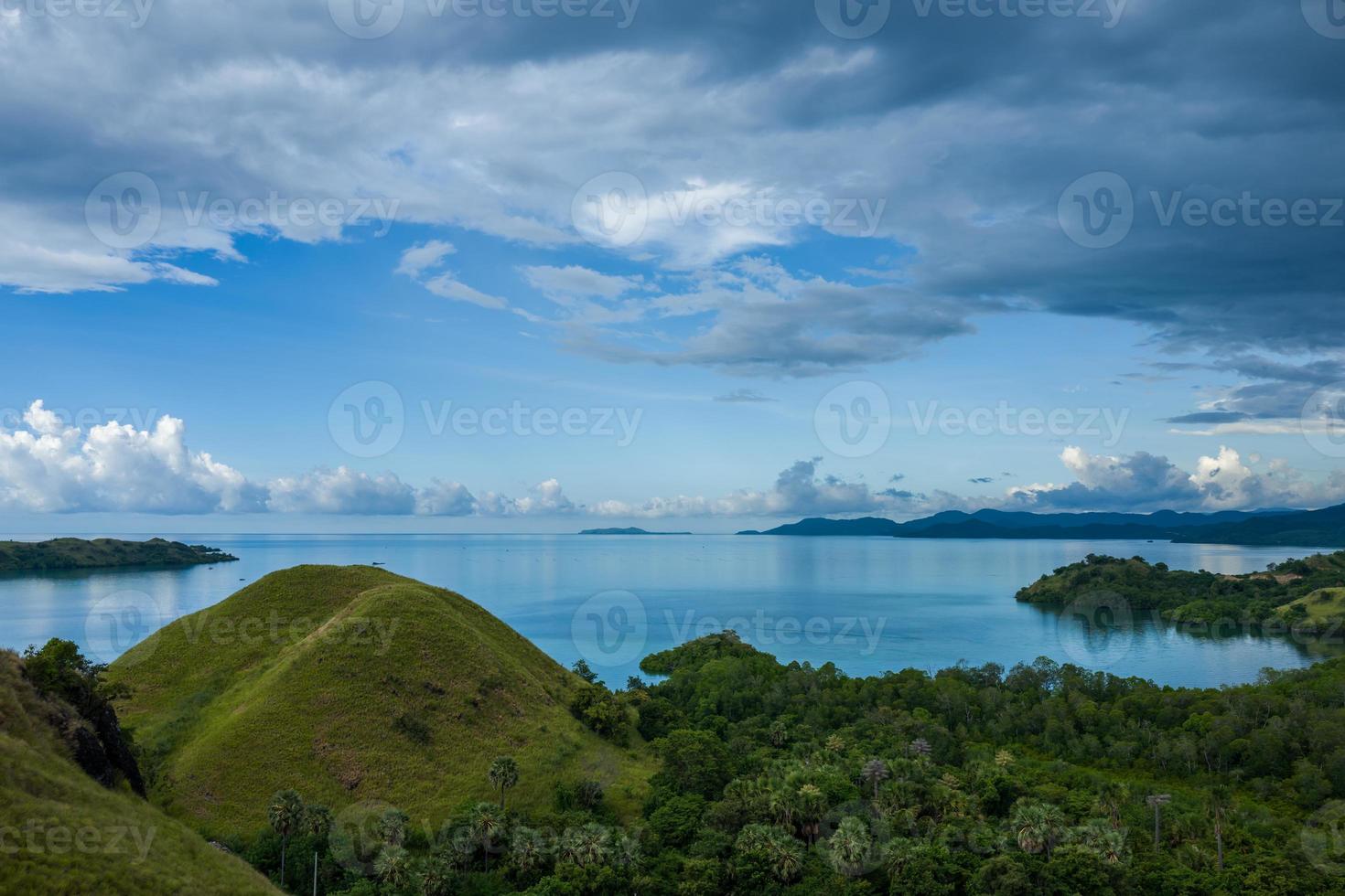 zicht op de labuan bajo zee foto