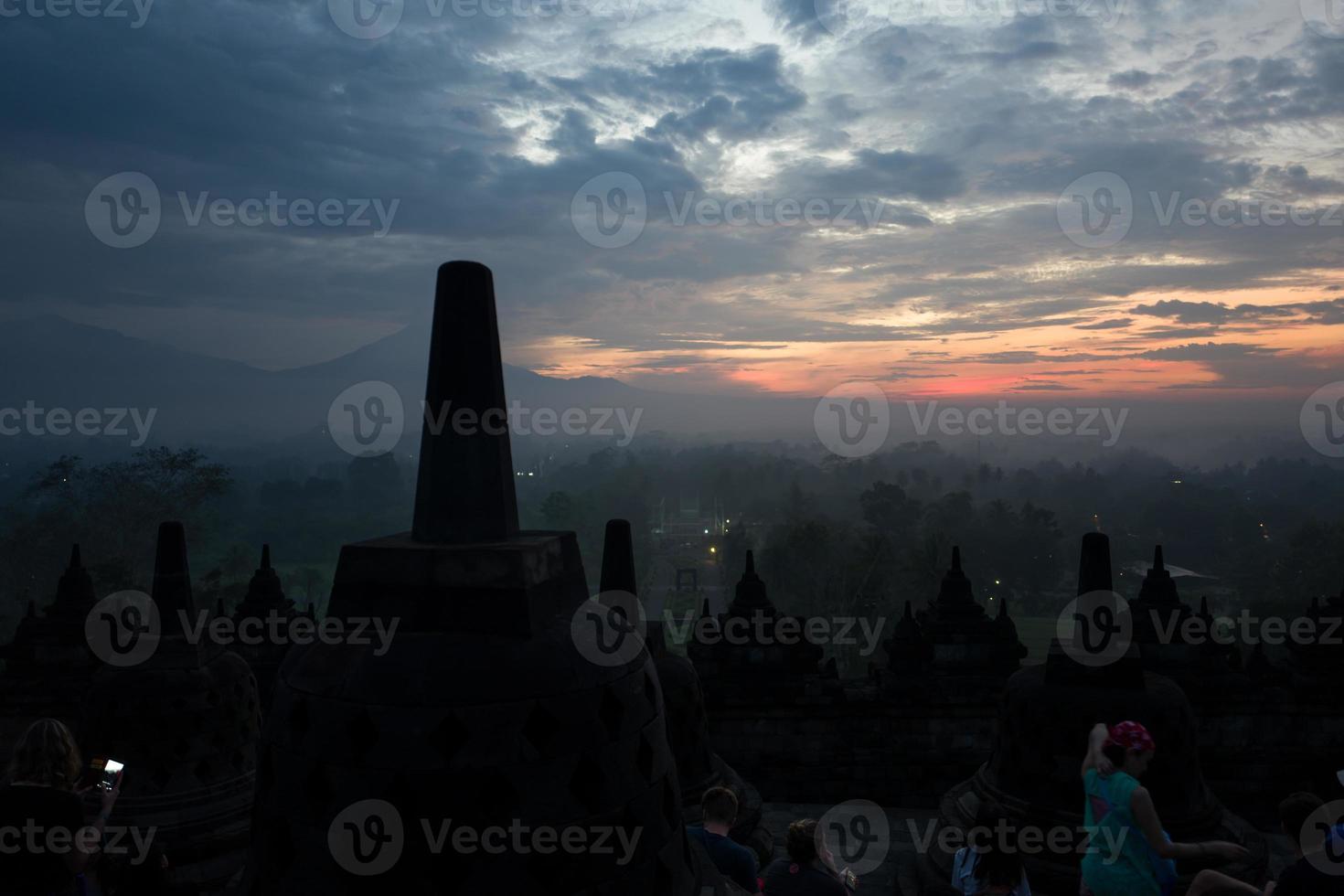 de borobudur tempel bij zonsopgang foto