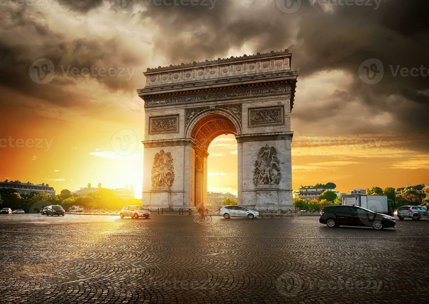 bewolkt lucht en boog de triomphe foto