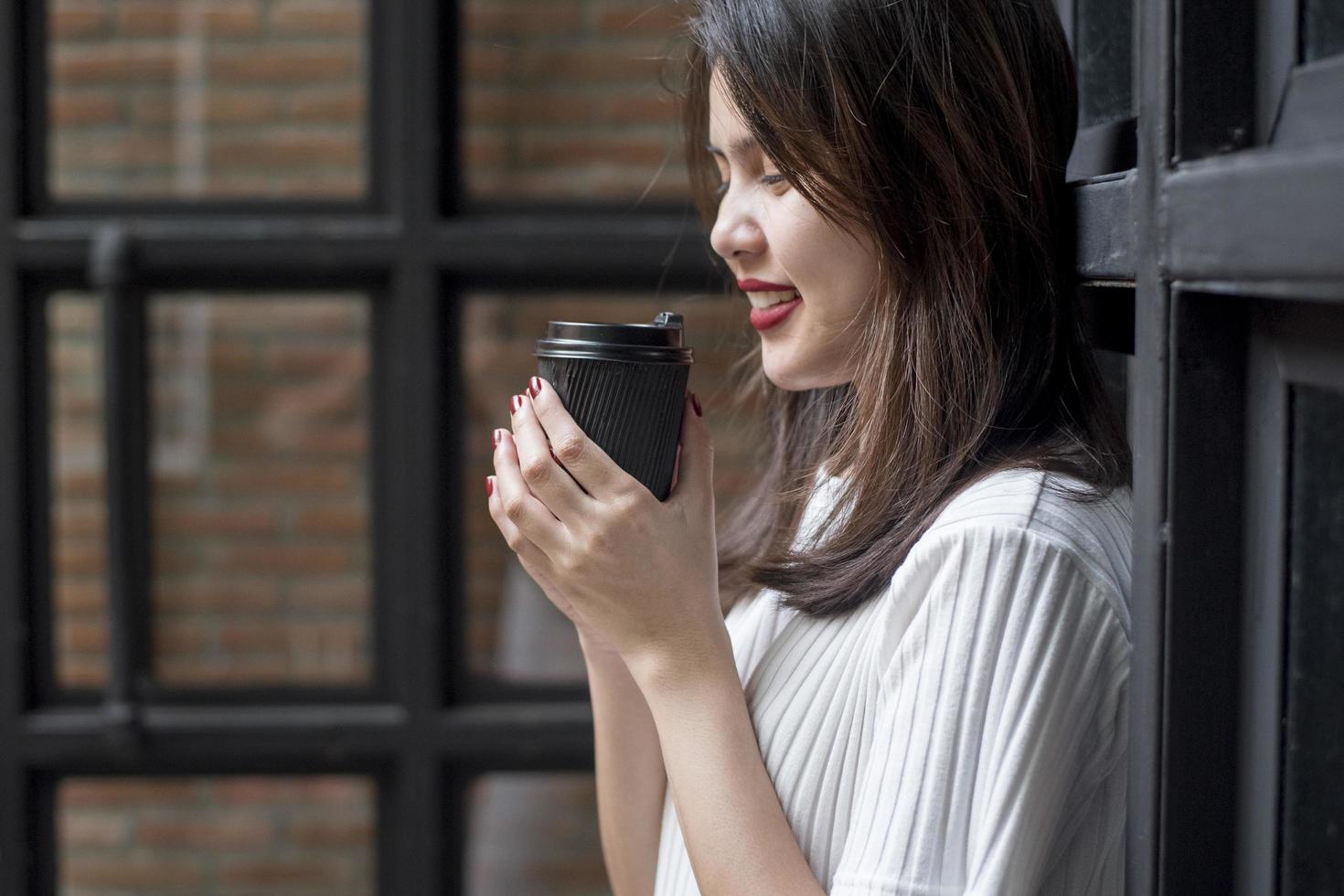 vrouw drinkt koffie. ontspannen levensstijl concept. foto