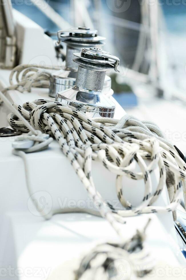 detailopname van zeilboot tuigage foto