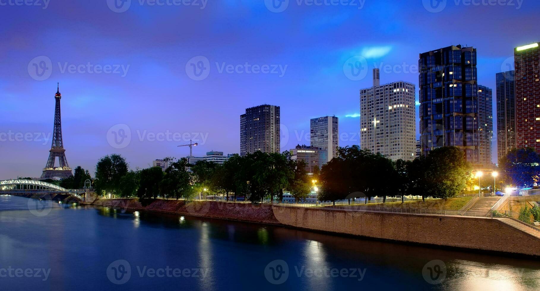 Parijse stadsgezicht in ochtend- foto