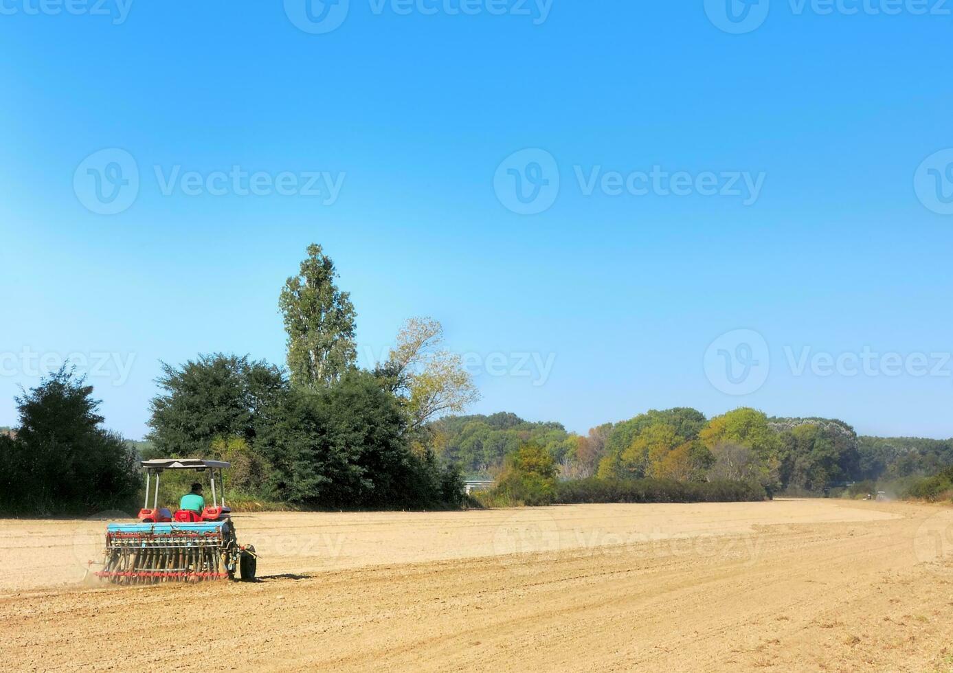 tractor ploegen veld foto