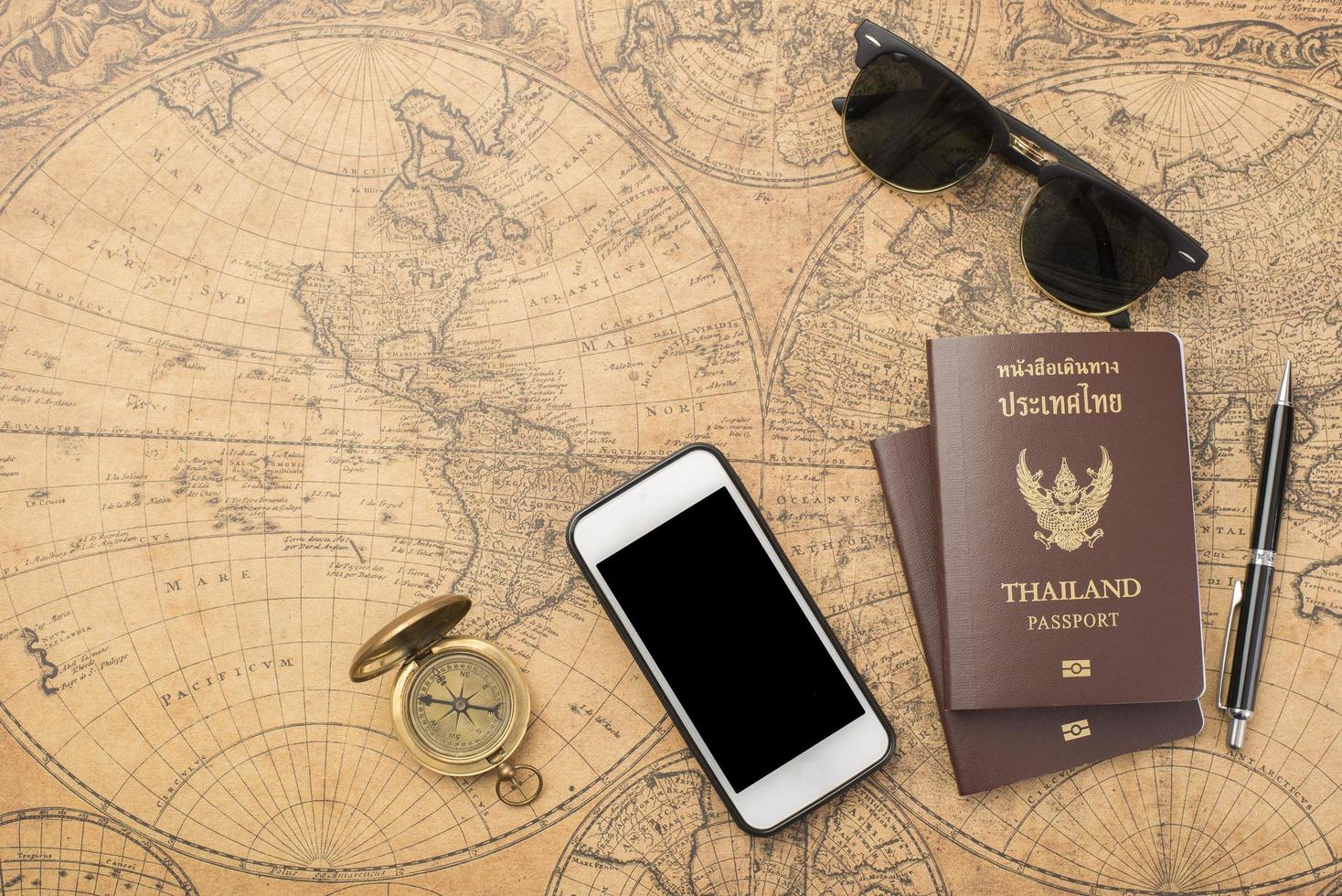 planning reisconcept, thailand paspoort op oude kaart foto