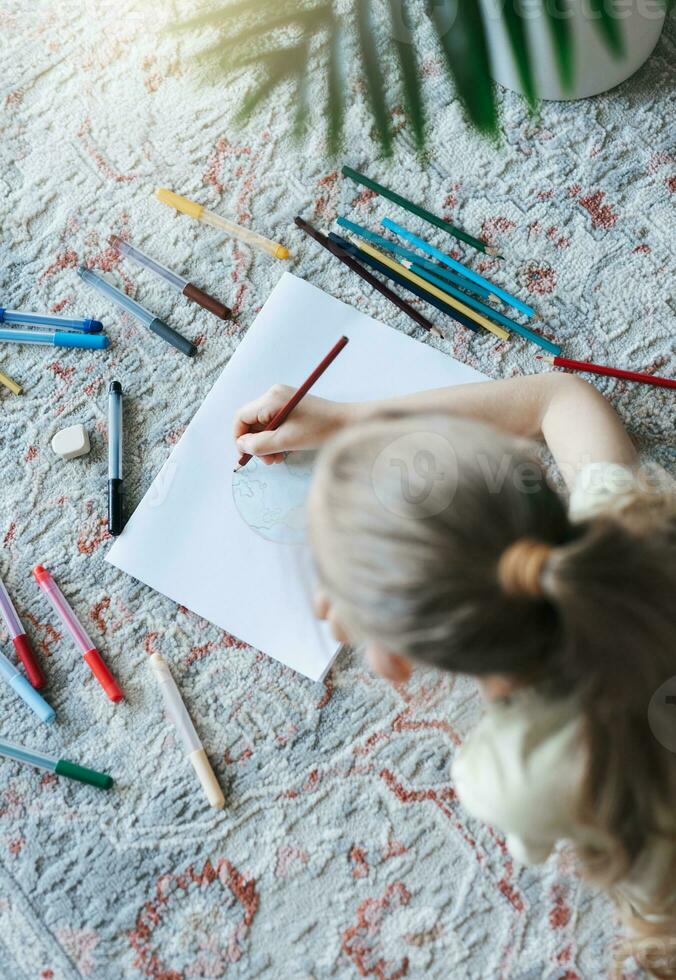 kind meisje tekening met kleurrijk potloden foto