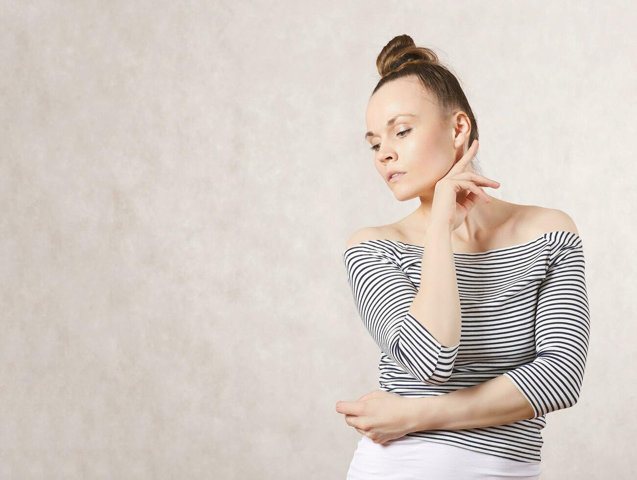 een jong aantrekkelijk vrouw tussen 30 en 40 jaren oud foto