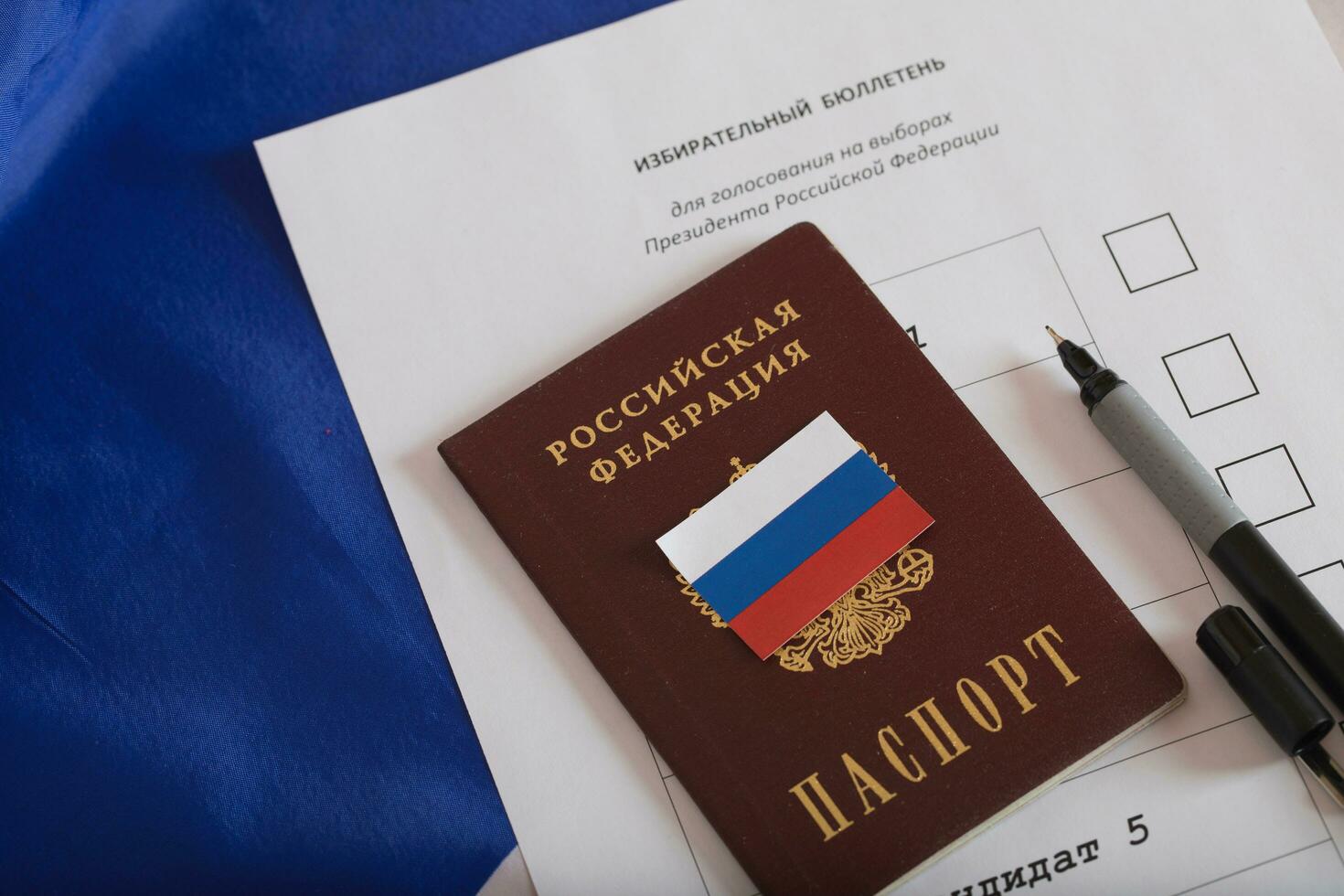 Russisch paspoort Aan een bij benadering monster van stemming papier voor presidentieel verkiezingen. foto
