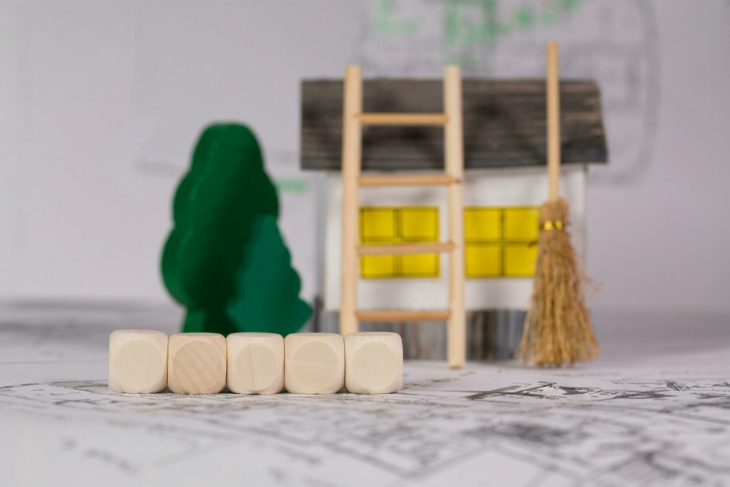 woord samengesteld van houten brief. klein papier huis, houten bomen in de achtergrond. foto