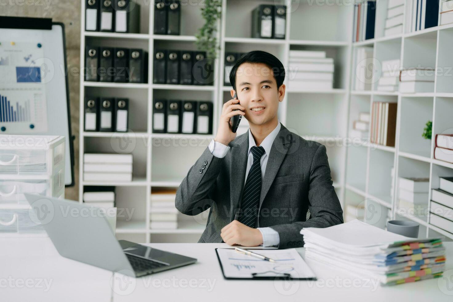 jong bedrijf Mens uitvoerend manager op zoek Bij laptop aan het kijken online webinar opleiding of hebben virtueel vergadering video conferentie aan het doen markt Onderzoek werken in kantoor. foto