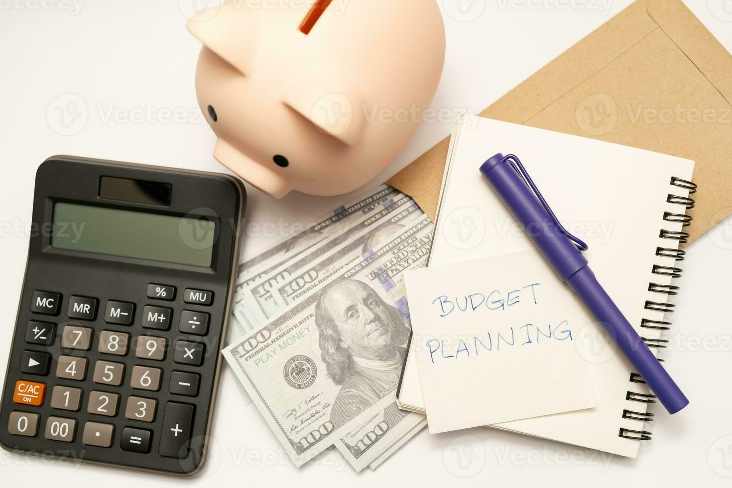 geld begroting planning. varkentje bank met rekenmachine en notebooks Aan wit achtergrond, financieel doel concept. foto