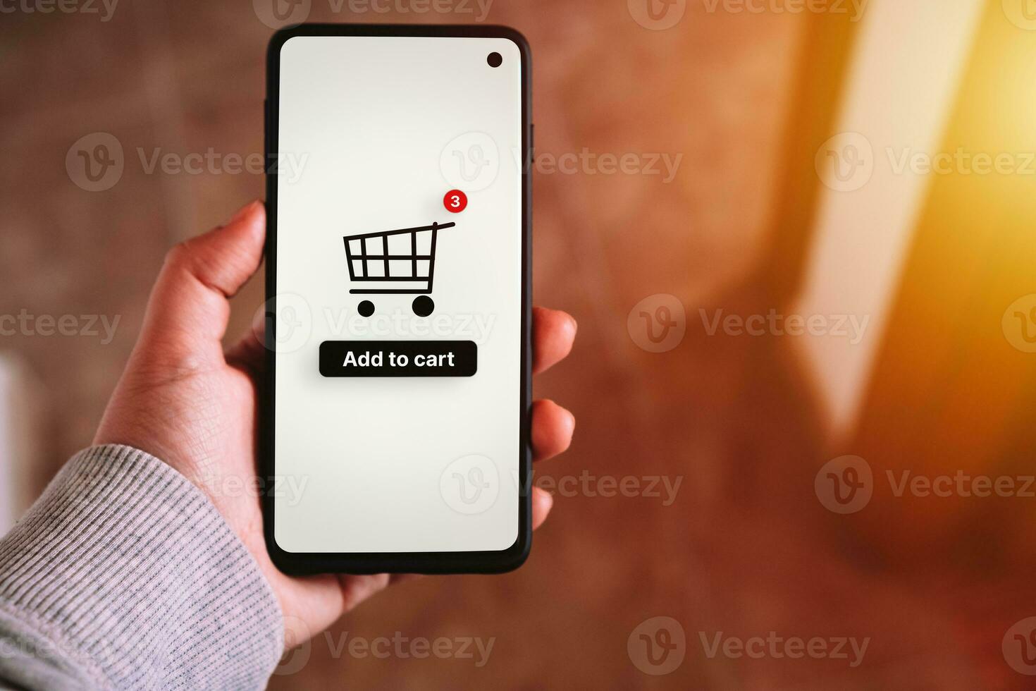 vrouw gebruik smartphone voor boodschappen doen online. toevoegen naar kar titel. boodschappen doen kar icoon Aan scherm mobiel telefoon. aankoop betaling Aan internetten. online supermarkt apparaatje. foto