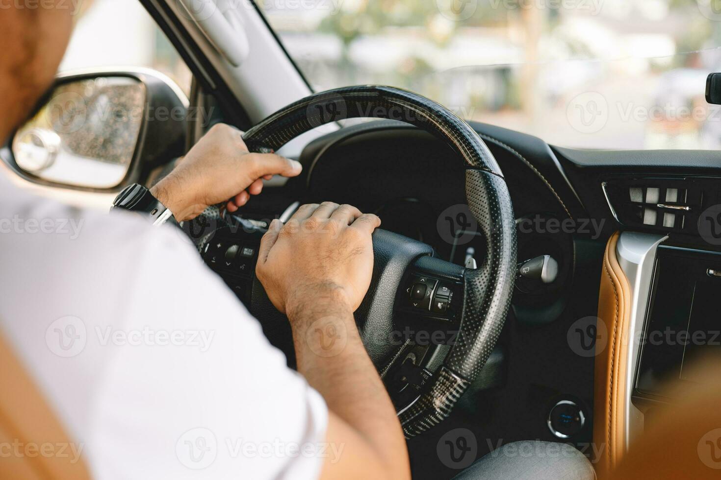 Aziatisch Mens het rijden en op zoek Rechtdoor terwijl het rijden een auto. het rijden auto concept. foto