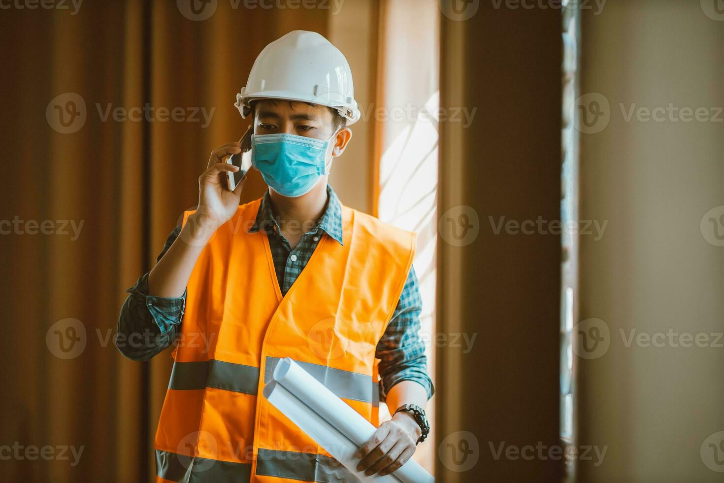 portret van industrieel ingenieur Mens draagt beschermend masker in kantoor voor het voorkomen covid-19 virus naar hou op verspreiden. foto