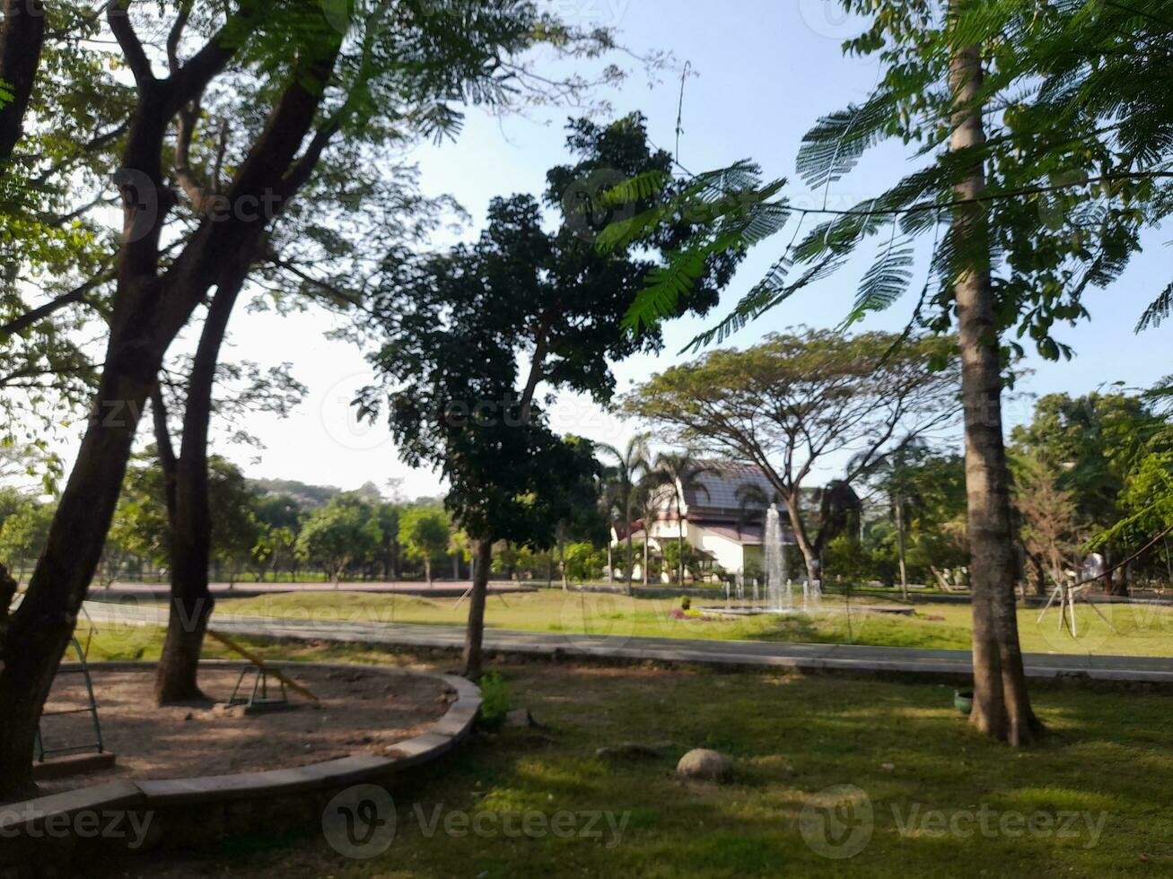 schaduwrijk bomen in een stad park in de stad van mataram, lombok eiland, Indonesië foto