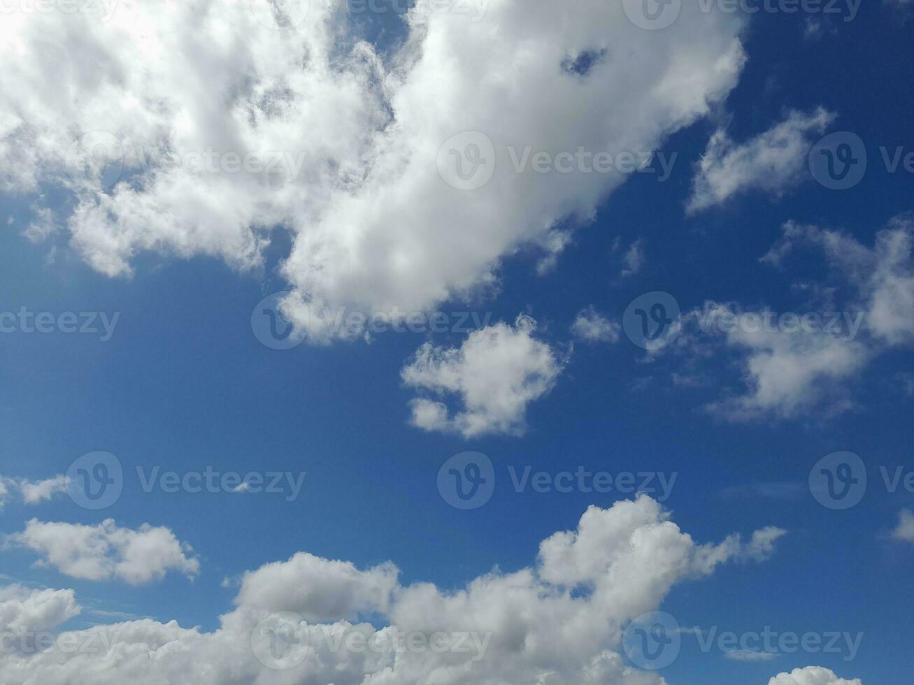 wit wolken in de blauw lucht. mooi helder blauw achtergrond. licht bewolkt, mooi zo het weer. gekruld wolken Aan een zonnig dag. foto