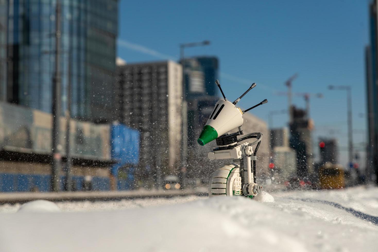 warschau, 2021 - lego star wars droid doen op sneeuw in de stad foto