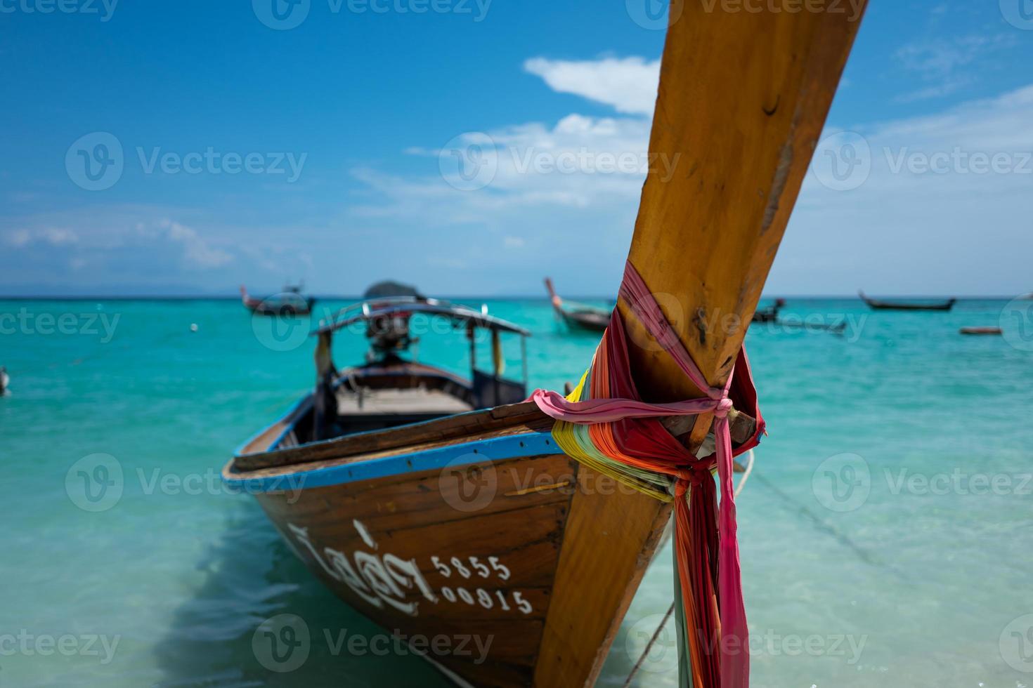 longtailboot bij het strand van de zonsopgang van Koh Lipe in Thailand foto