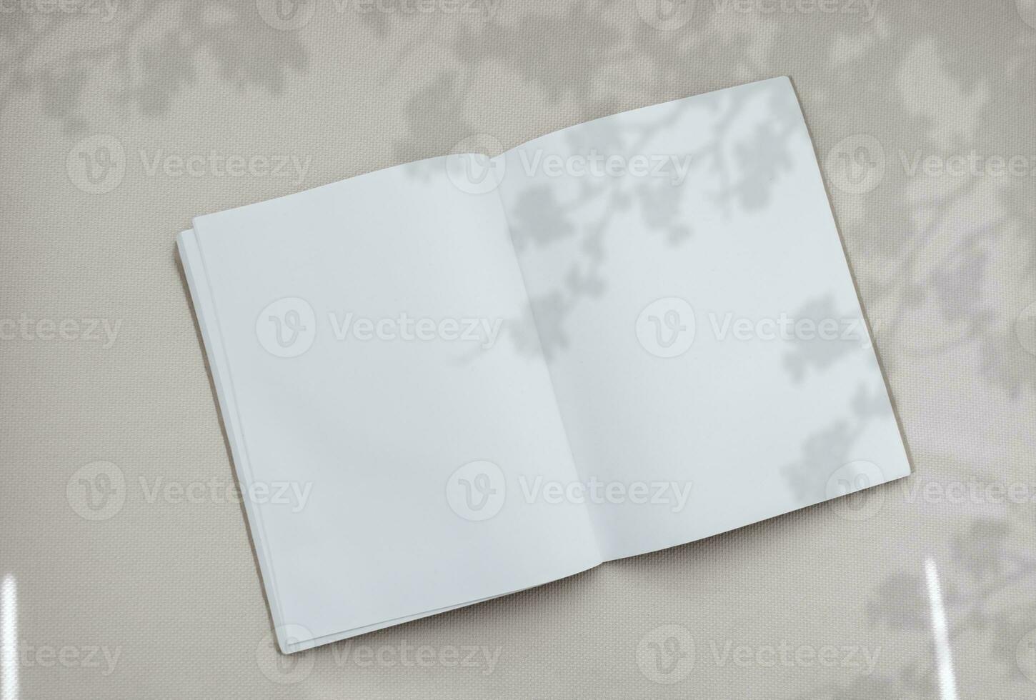 bloem silhouet schaduw Aan leeg boek, top visie Open Notitie boek met bladeren schaduw bedekking Aan canvas structuur achtergrond,plat leggen blanco dagboek mockup met wit papier foto