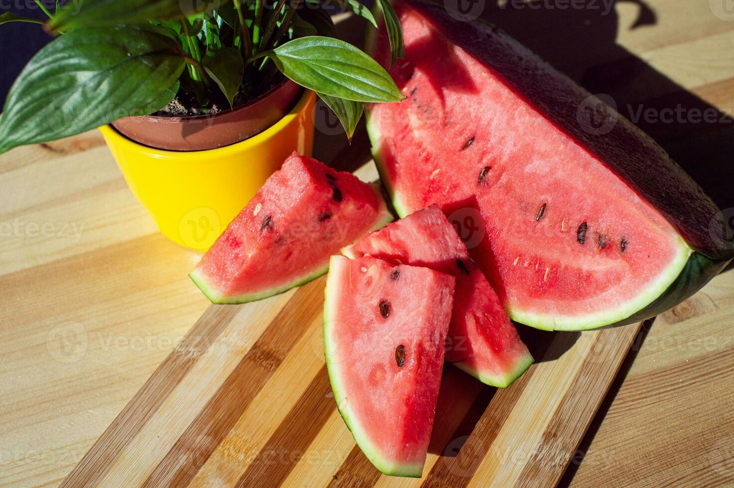een gesneden rijp watermeloen is aan het liegen Aan een houten tafel foto