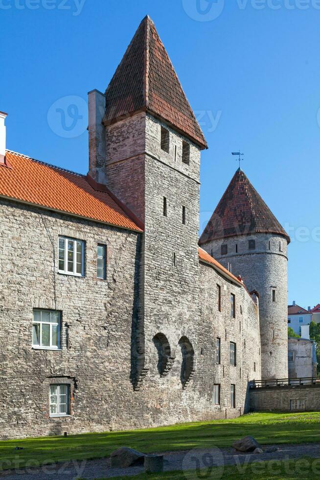 de toren achter nonnen en de gouden been toren in Tallinn foto