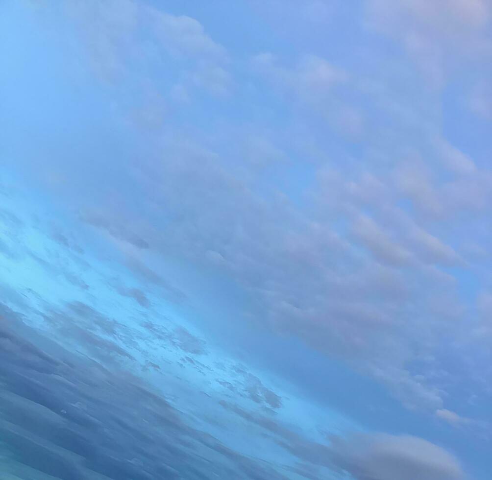 wit bewolkt in de blauwe lucht natuurlijke achtergrond, kopieer ruimte voor het schrijven van tekst in vier frame op witte achtergrond foto