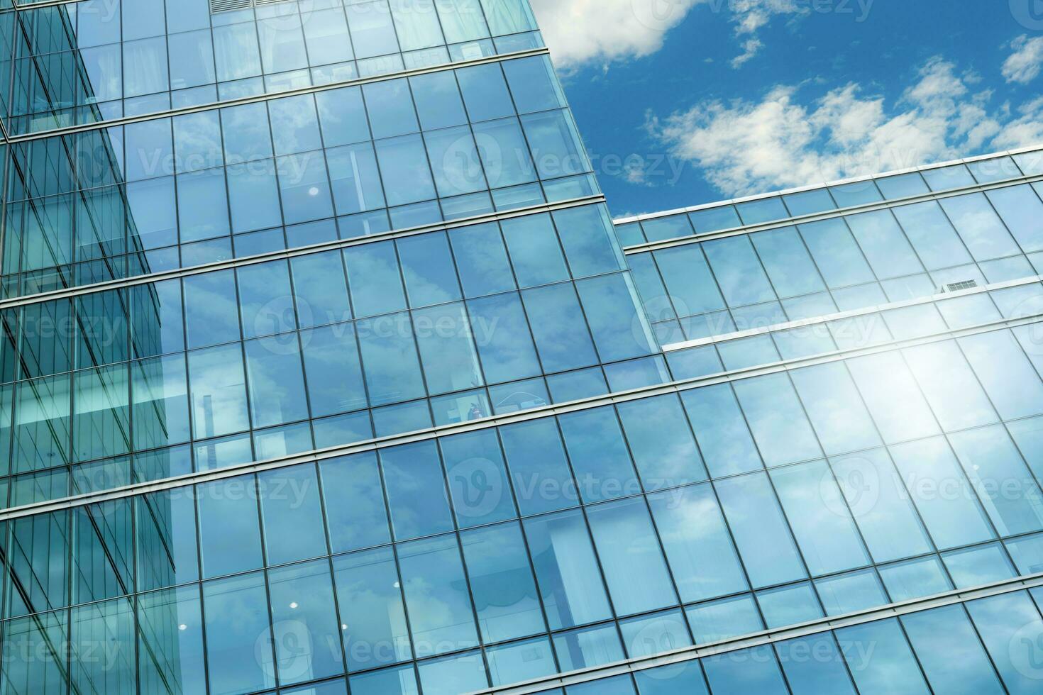 modern duurzame glas kantoor gebouw. buitenkant visie van zakelijke hoofdkwartier glas gebouw architectuur. energiezuinig gebouw. financieel bedrijf centrum toren. glas ramen van bedrijf. foto