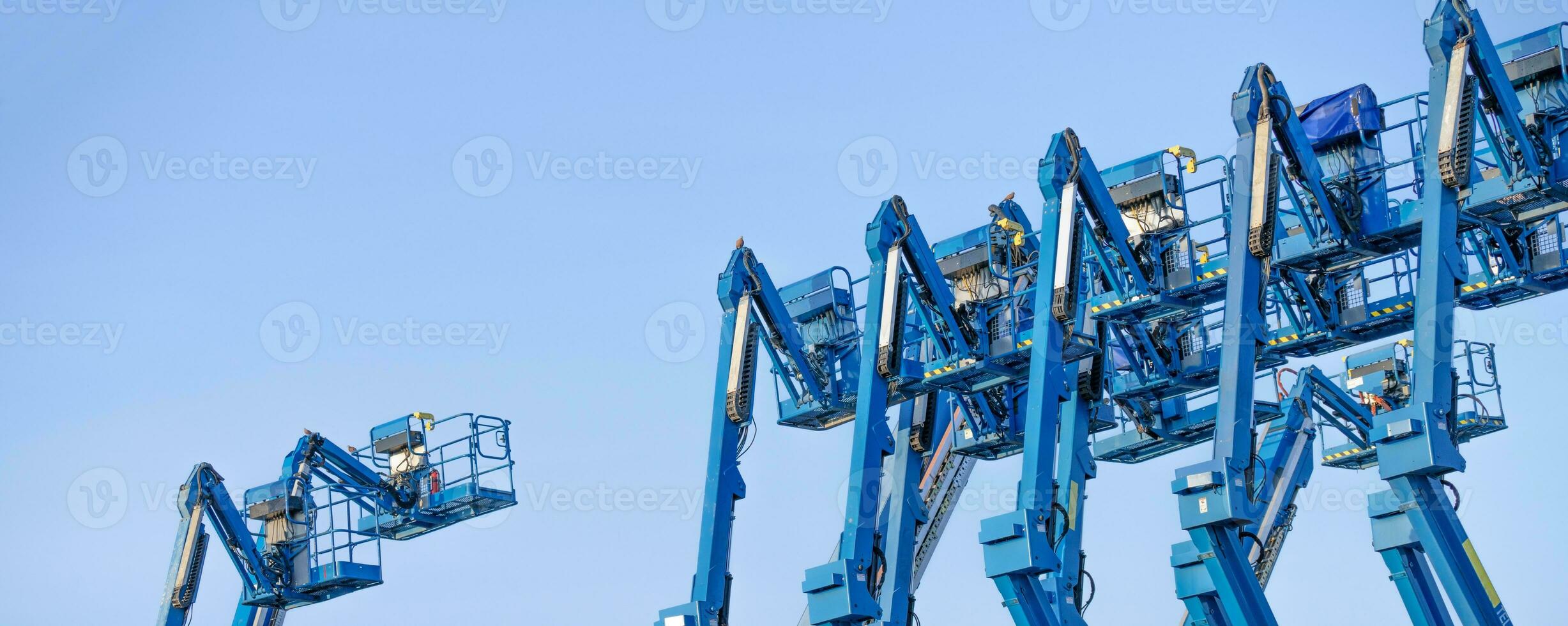 gearticuleerd boom tillen. antenne platform tillen. telescopisch boom optillen tegen Doorzichtig lucht. mobiel bouw kraan voor huur en uitverkoop. onderhoud en reparatie hydraulisch boom optillen onderhoud. kraan dealerschap. foto